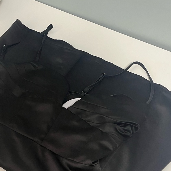 NWOT Princess Polly Black Dress, Size 6. Pleated V neck bust. Minidress. - Picture 3 of 9